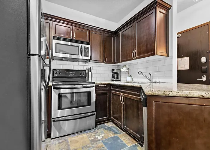 The Mountaineer By Instantsuites Pool & Hottub