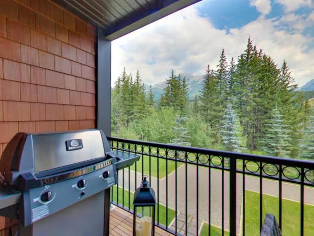 The Mountaineer By Instantsuites Pool & Hottub Canmore